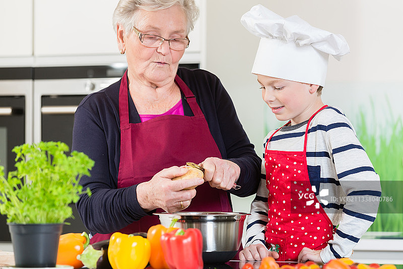 祝奶奶和孙子一起做饭快乐图片素材