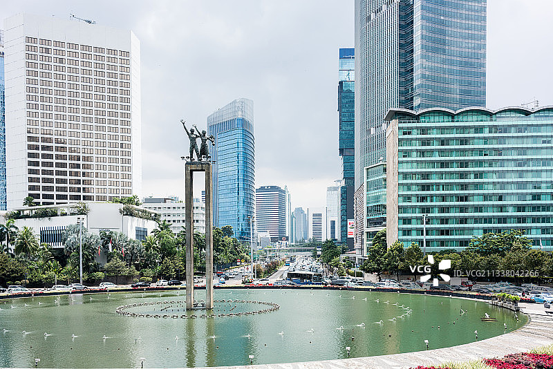 塞拉马特大唐纪念碑的全景式放置在雅加达中心著名广场的喷泉中间图片素材