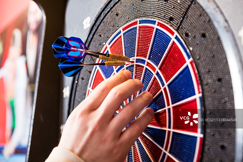 一个人的手从飞镖移箭的特写图片素材