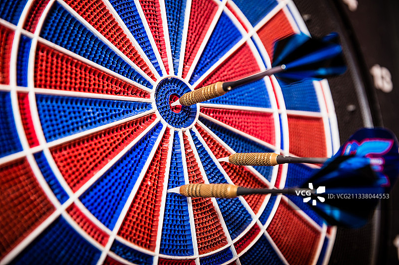 一个近距离的蓝色箭头在飞镖图片素材