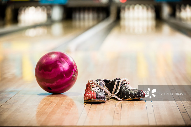 一双保龄球鞋和保龄球馆里的球图片素材