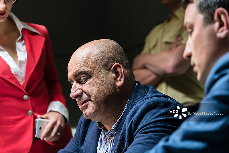 一名中年男子在警方艰难审讯的压力下，打电话给他的律师以寻求法律援助图片素材