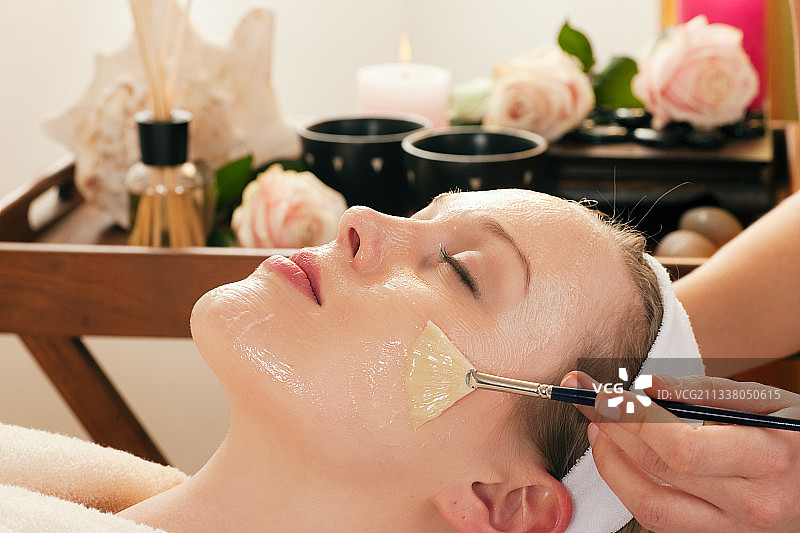 在美容过程中使用面膜或乳霜的妇女图片素材