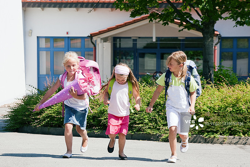 三个孩子在学校跑步玩得很开心图片素材