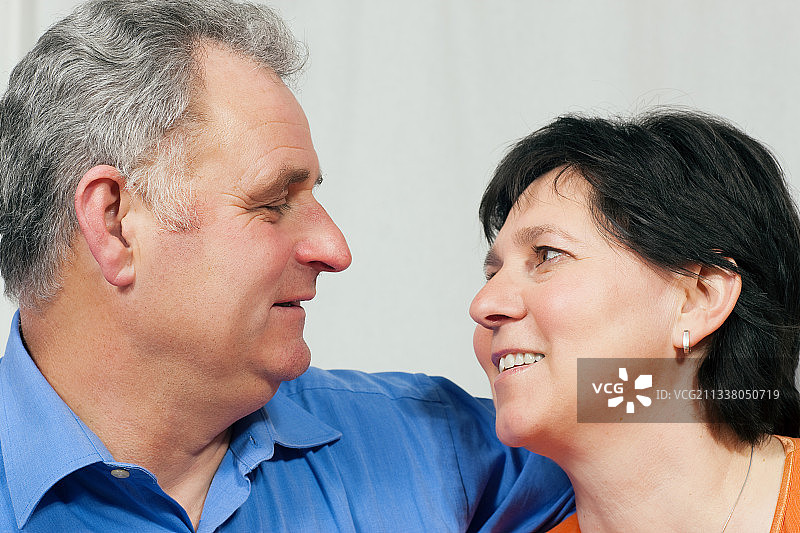 老夫妇看着彼此，多年后依然相爱图片素材