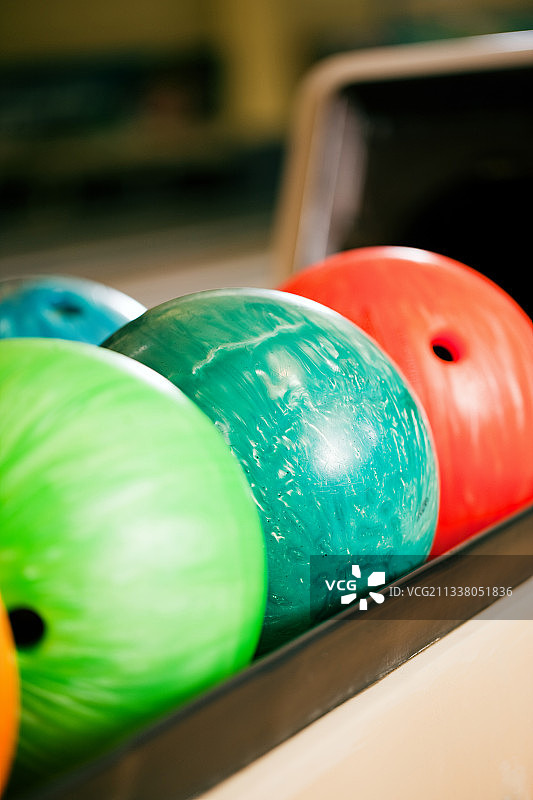 在保龄球馆准备使用的保龄球图片素材