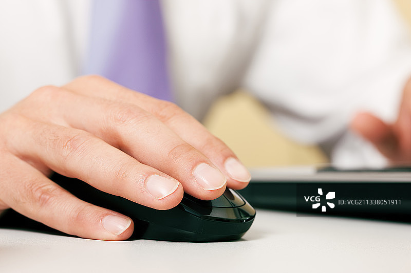 用无线鼠标操作电脑的人(只能用手看到)图片素材