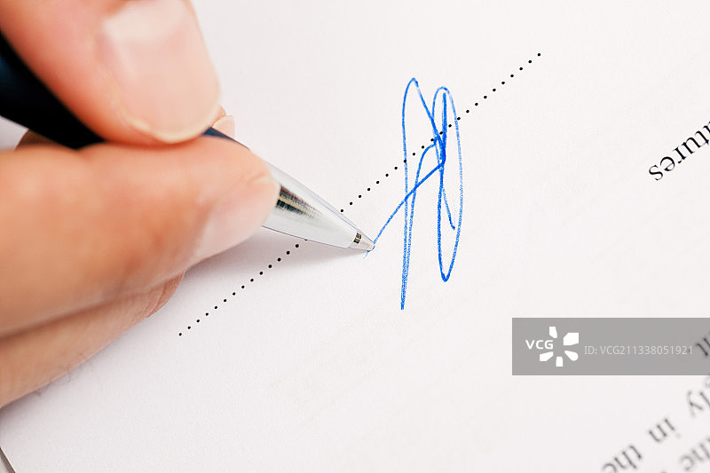 签署合同或其他文件(假签名)的人(只能看到的手)图片素材