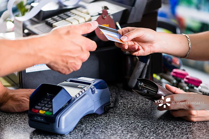 在商店终端机使用信用卡付款图片素材