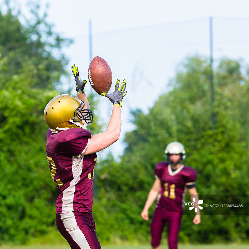 在美式足球场上传球图片素材