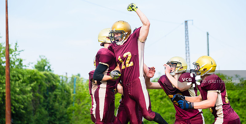在美式足球场上传球图片素材