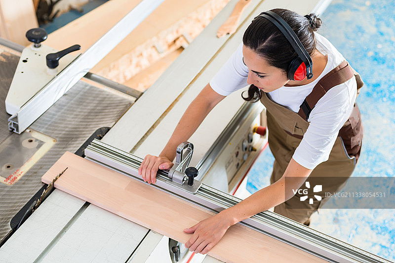 在她的车间工作的木匠妇女图片素材