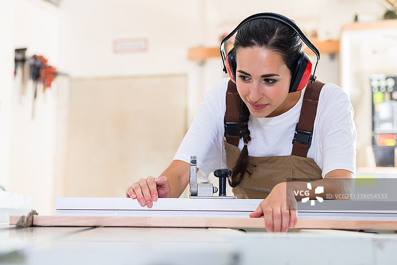 在她的车间工作的木匠妇女图片素材