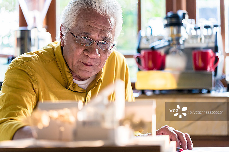 研究创新住宅项目的安全和建筑设计的亚洲建筑师专家图片素材