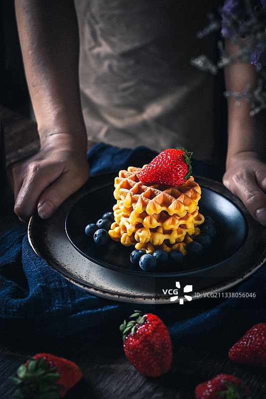 手拿华夫饼图片素材