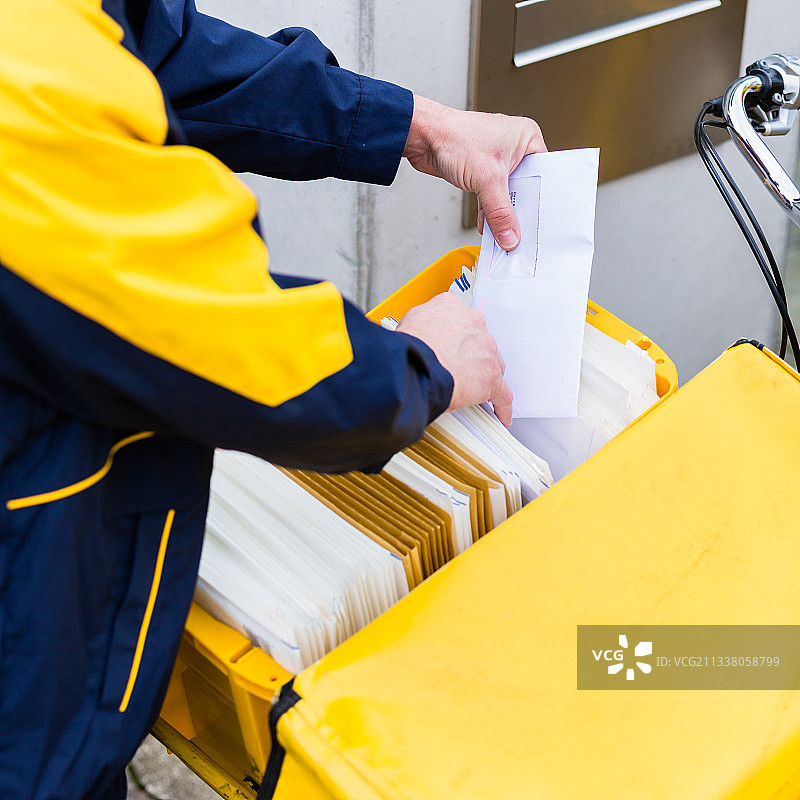 邮递员将信件送到收件人的邮箱图片素材