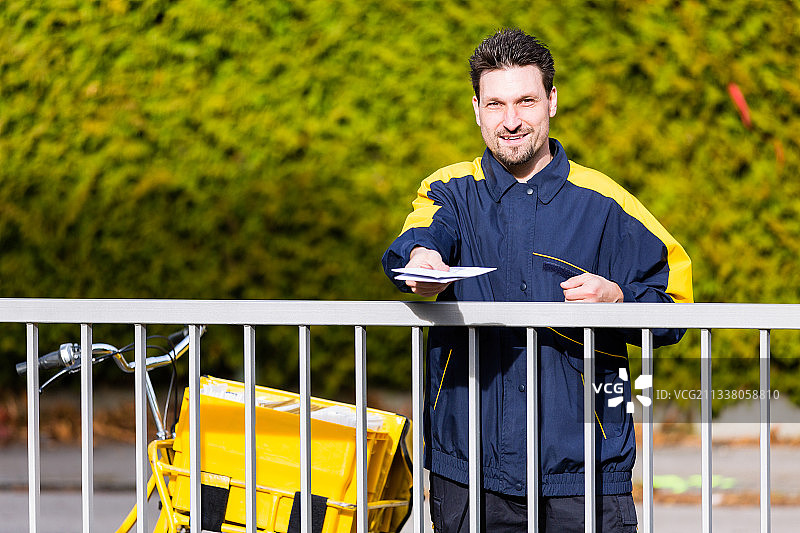 邮递员送包裹成礼物的邮包图片素材