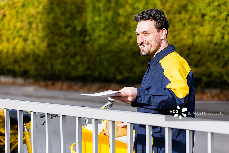 邮递员送包裹成礼物的邮包图片素材