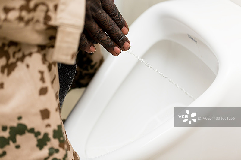 俯瞰一个男人在厕所的马桶里小便图片素材