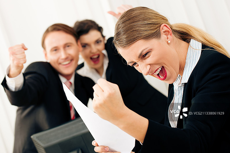 商业人士有很多乐趣，并让它显示，也许他们是律师期待有利的裁决，也许他们只是得到了他们的晋升图片素材