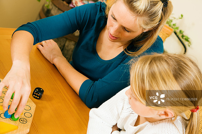 一家人一起玩棋盘游戏，玩得很开心图片素材