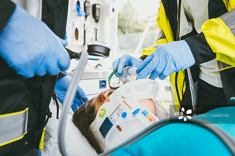 急诊医生照顾严重受伤的妇女颈领事故后图片素材
