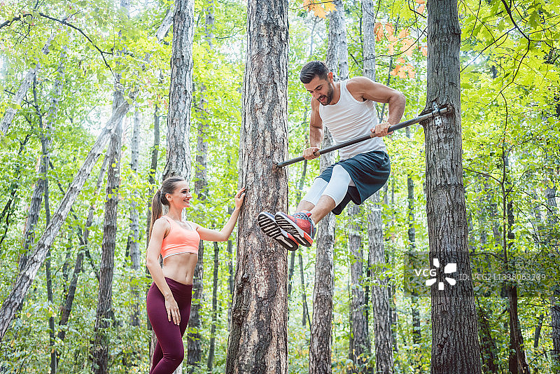 强壮的男人和运动的女人在户外健身和运动图片素材