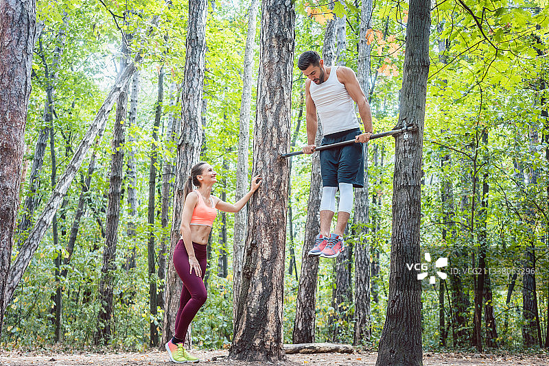 强壮的男人和运动的女人在户外健身和运动图片素材