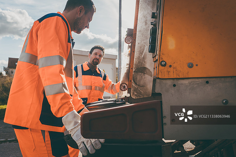 为公共事业公司清理垃圾的工人图片素材