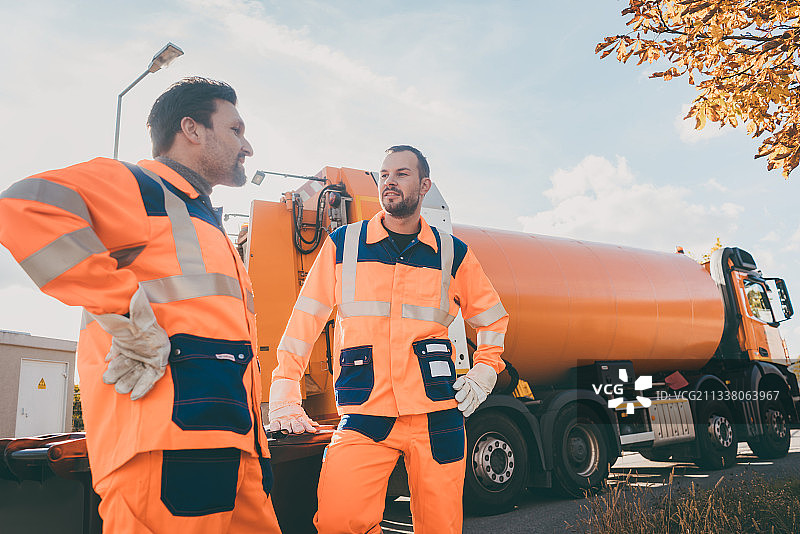 两个垃圾清运工人正在休息图片素材