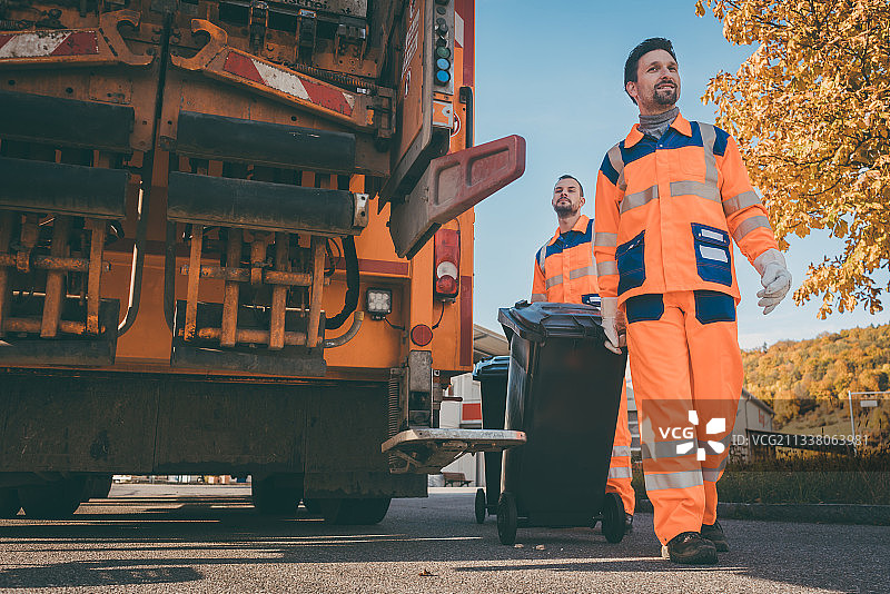 为公共事业公司清理垃圾的工人图片素材