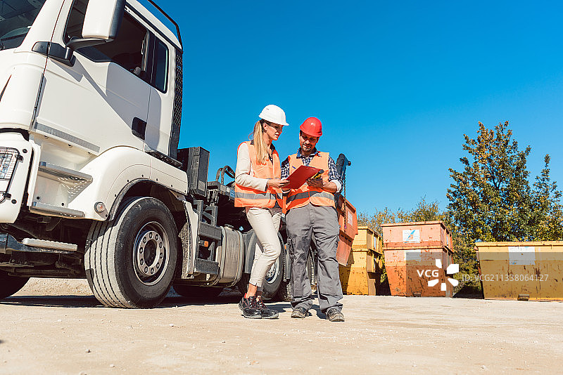工人签署文件，已交付爆破瓦砾集装箱图片素材