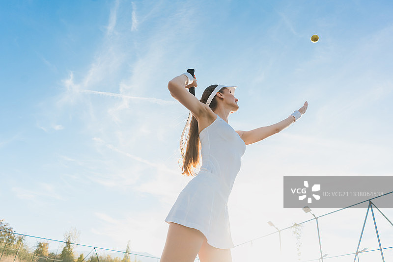 在球场上发球的女子图片素材
