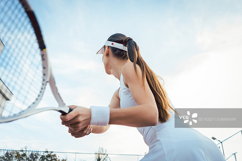 女子在球场上打网球图片素材