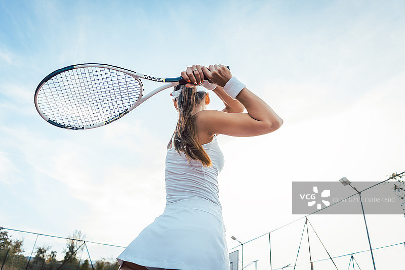 女子在球场上打网球图片素材