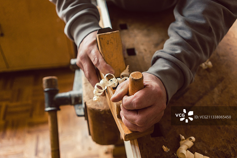 俯视图木工手工与木工刨床在他的木工车间图片素材