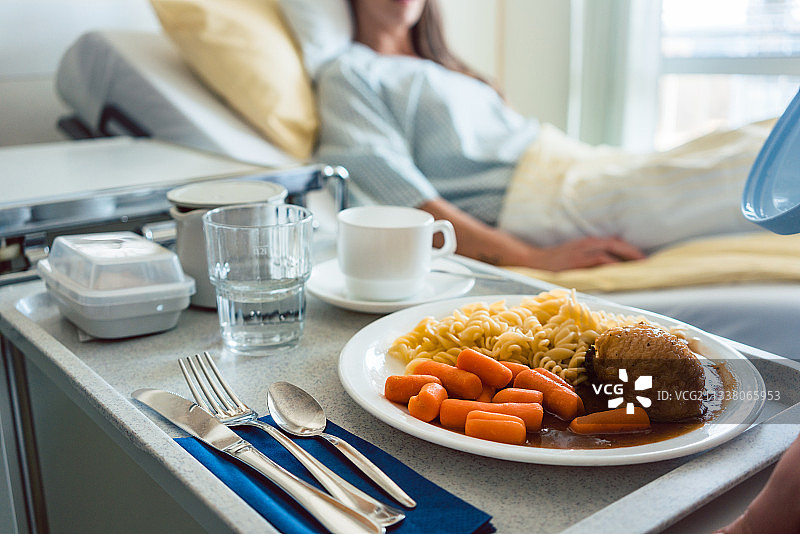 食物送到病床上的病人，集中精力吃饭图片素材