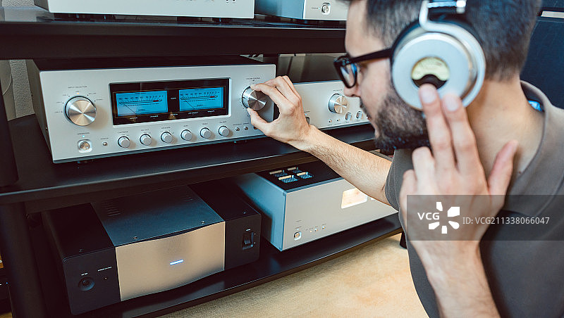 男子打开家庭音响的音量为更大的音乐图片素材