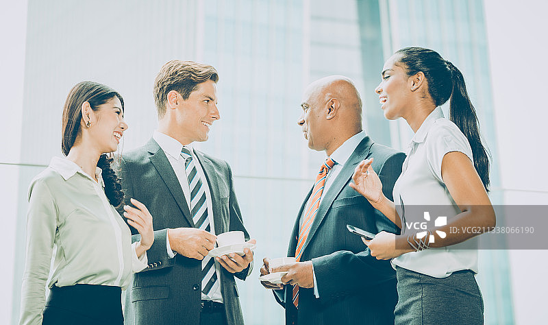 国际商务团队开会，边喝咖啡边交流想法图片素材