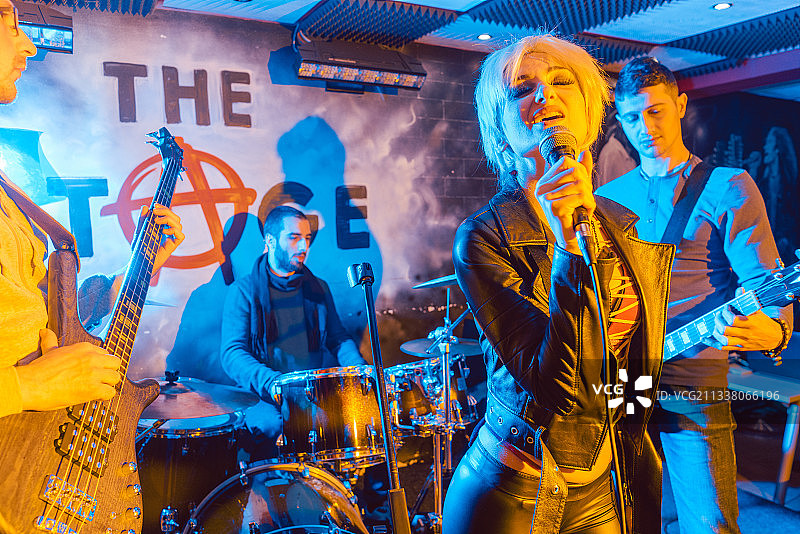 摇滚乐队音乐家在成功的音乐会后上台表演图片素材