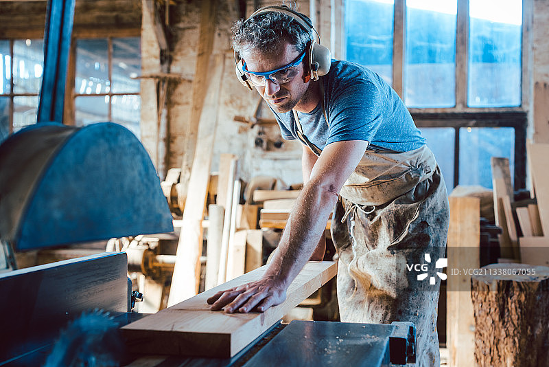 勤奋的木匠用圆锯木工图片素材