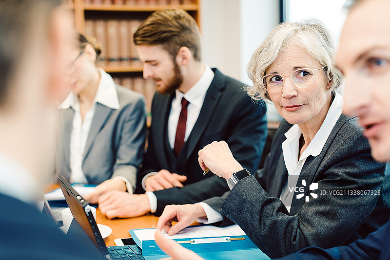 业务团队正在使用计算机和文档进行一些令人兴奋的项目图片素材