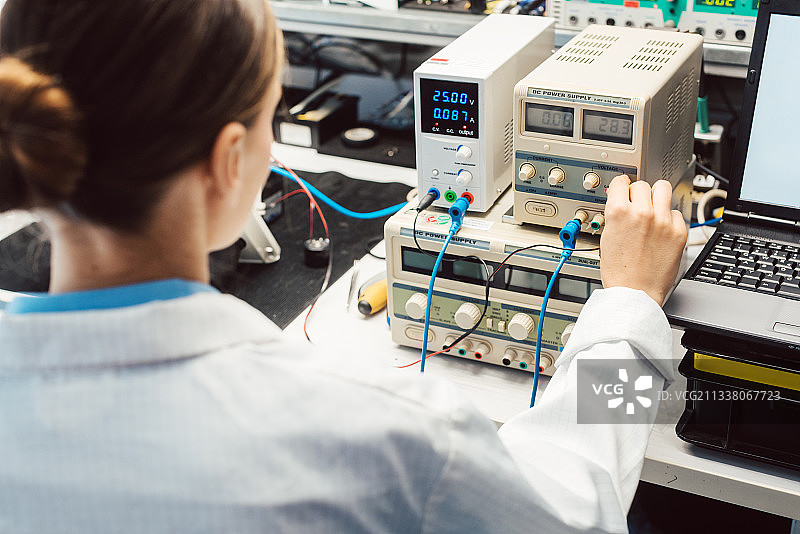 电子实验室的女工程师，测试产品的EMC兼容性图片素材