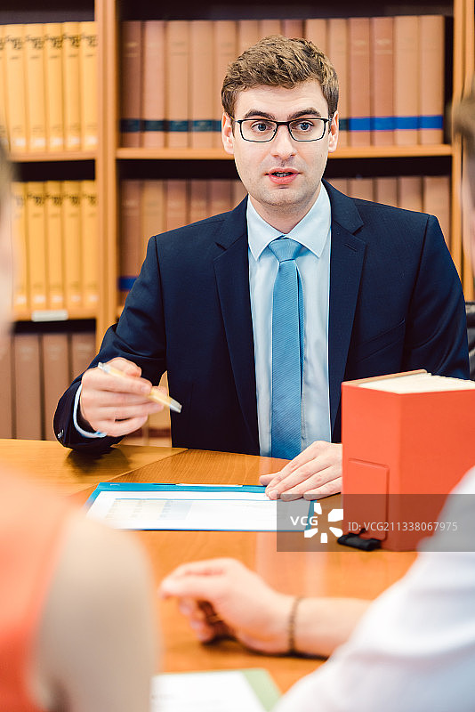 公证人在他的办公室就婚姻问题向夫妇提供咨询图片素材
