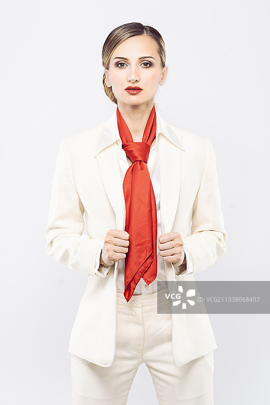 优雅和昂贵的模特穿着白色西装在工作室拍摄图片素材