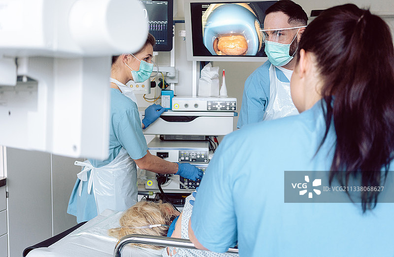 医院的医生在胃镜检查中检查图片图片素材