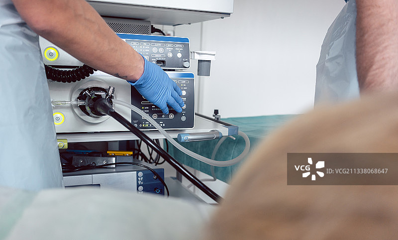 医生在病人口腔胃镜检查时插入内窥镜摄像头图片素材