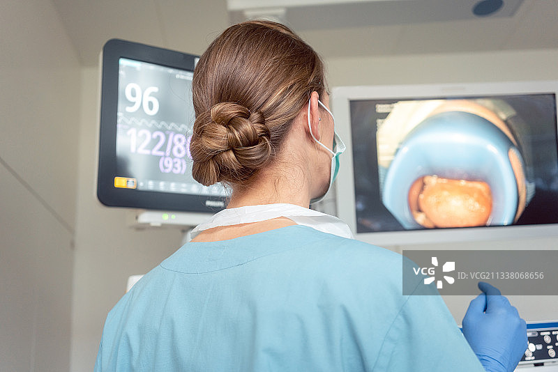 在现代医院检查中进行内科医生检查筛查图片素材