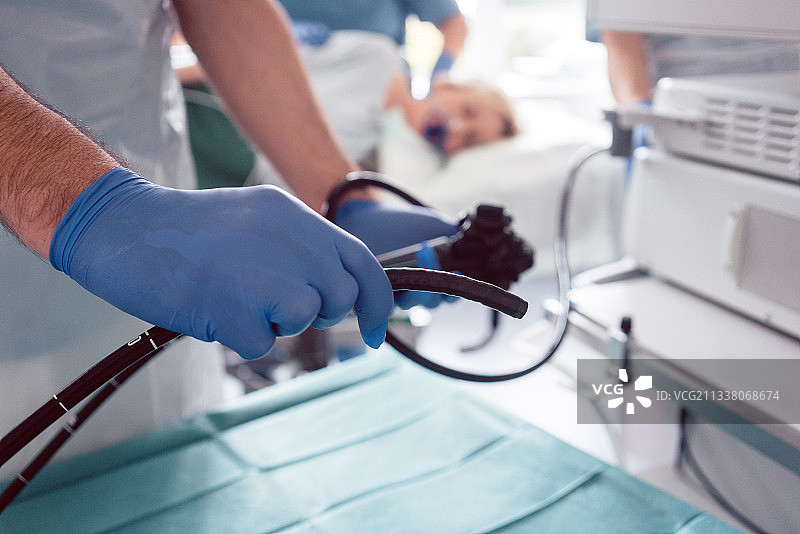 内科医生在胃部检查时团队合作图片素材