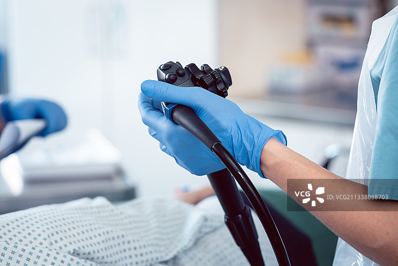 直肠医生在结肠镜检查时拿着内窥镜图片素材
